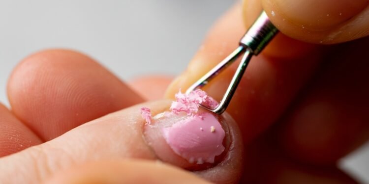 Kaip namuose nusivalyti gelinį nagų laką