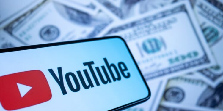 Kiek uždirba „YouTube“ kūrėjai?
