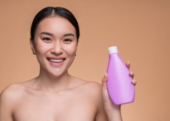 Šis galvos odai skirtas šampūnas išgelbėjo Jennifer Aniston plaukus po nelaimingo susidūrimo su aliejumi