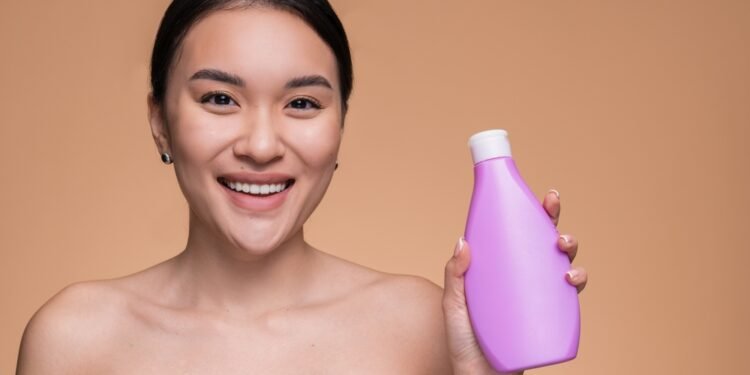 Šis galvos odai skirtas šampūnas išgelbėjo Jennifer Aniston plaukus po nelaimingo susidūrimo su aliejumi