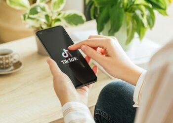 „TikTok“ paaugliams iki 18 metų nustato vienos valandos naudojimosi limitą