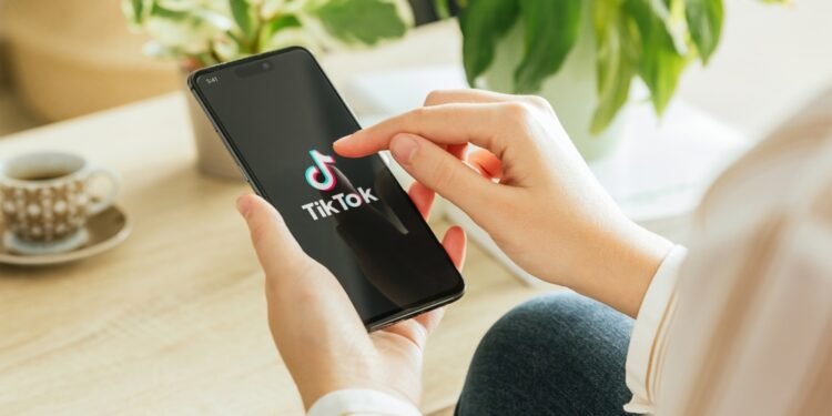 „TikTok“ paaugliams iki 18 metų nustato vienos valandos naudojimosi limitą