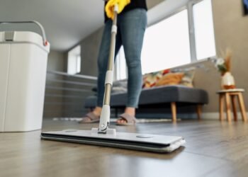 Kaip išvalyti laminuotas grindis, kad jos spindėtų