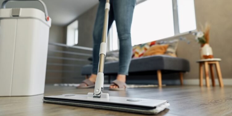 Kaip išvalyti laminuotas grindis, kad jos spindėtų