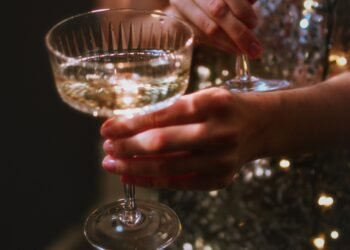 Štai kas iš tikrųjų nutinka lėktuvuose likusiam šampanui