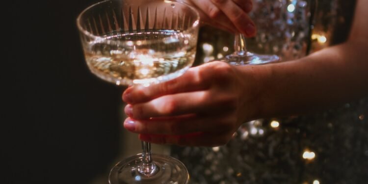 Štai kas iš tikrųjų nutinka lėktuvuose likusiam šampanui