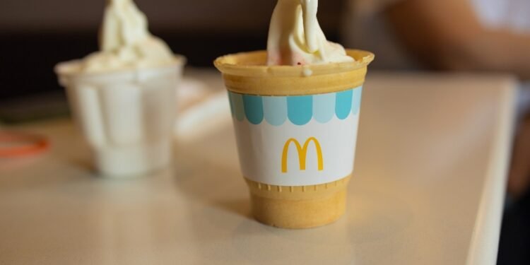8 faktai, kurių nežinojote apie naująjį „McDonald’s“ ledų desertą „Grandma McFlurry“