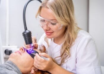 Ši ultravioletinė lempa padės aptikti ir pašalinti šunų paliktas dėmes