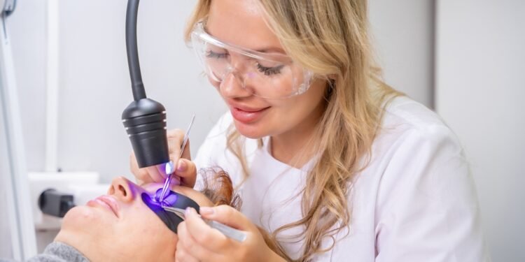 Ši ultravioletinė lempa padės aptikti ir pašalinti šunų paliktas dėmes