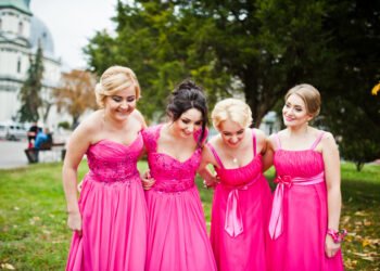 Keista priežastis, kodėl visos pamergės vestuvėse vilki vienodos spalvos sukneles