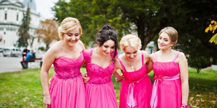 Keista priežastis, kodėl visos pamergės vestuvėse vilki vienodos spalvos sukneles