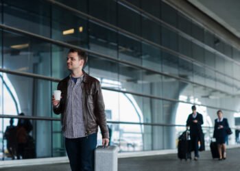 Štai paslaptis, kaip įsinešti vandens pro oro uosto patikrą (taip, tai įmanoma!)