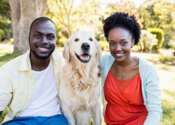 Tyrimas atskleidė: glostant šunis žmonės tampa draugiškesni ir patiria mažiau streso