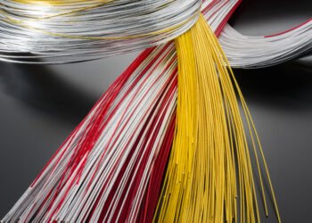 Štai kodėl ant elektros laidų matote spalvotus kamuolius