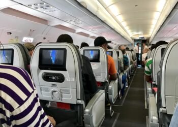 Mažai žinomas kelionių triukas: kaip nemokamai gauti daugiau vietos kojoms lėktuve