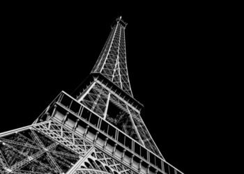 Ar nelegalu fotografuoti Eifelio bokštą naktį?