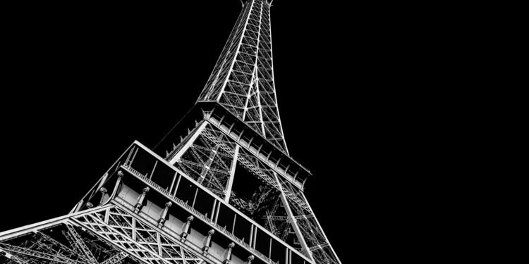 Ar nelegalu fotografuoti Eifelio bokštą naktį?