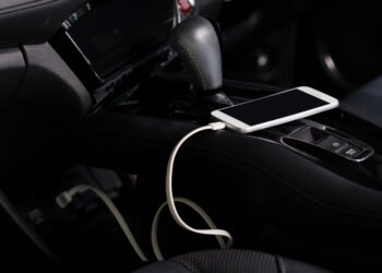 Kodėl nereikėtų krauti telefono nuomotame automobilyje