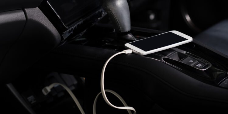 Kodėl nereikėtų krauti telefono nuomotame automobilyje