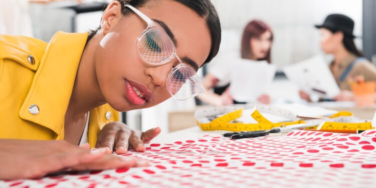 Garsi dizainerė, kurios drabužių princesė Diana nesegėjo dėl Kamilos