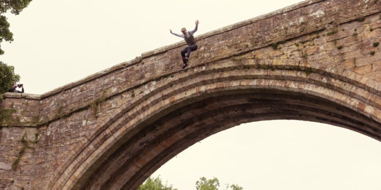 Vyras šoko nuo tilto, kad išgelbėtų vaiką po automobilio avarijos