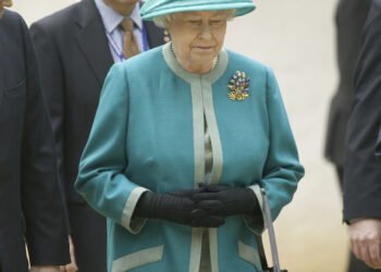 Kodėl karalienė Elžbieta visada mūvi pirštines: jos pirštinių gamintojo atskleisti paslaptys