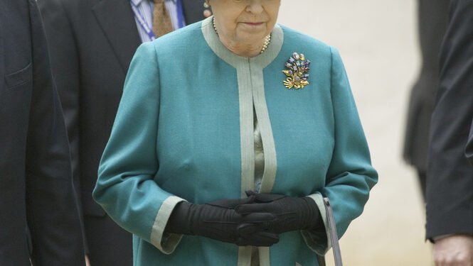 Kodėl karalienė Elžbieta visada mūvi pirštines: jos pirštinių gamintojo atskleisti paslaptys