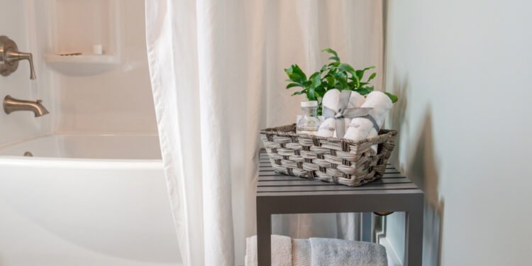 Kaip išvalyti vonios užuolaidą ir pamušalą bei pašalinti dėmes