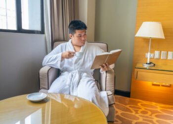 Kodėl viešbučių kambariuose yra Biblijų?