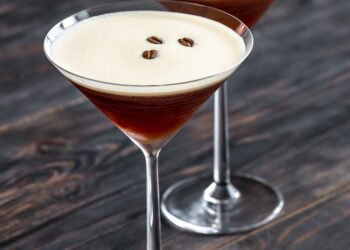 Kodėl espresso martini puošiamas trimis kavos pupelėmis