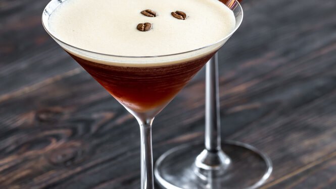 Kodėl espresso martini puošiamas trimis kavos pupelėmis
