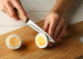 Ar veikia išpopuliarėjęs „TikTok“ triukas, kaip lengvai supjaustyti kietai virtus kiaušinius? Išbandėme patys