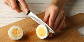 Ar veikia išpopuliarėjęs „TikTok“ triukas, kaip lengvai supjaustyti kietai virtus kiaušinius? Išbandėme patys