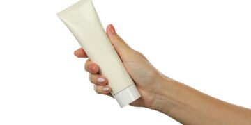 Štai kodėl visi tiesiog alpsta dėl šio tobulinančio odą retinolio kūno losjono