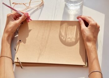 Štai kodėl kairiarankiai buvo verčiami rašyti dešine ranka