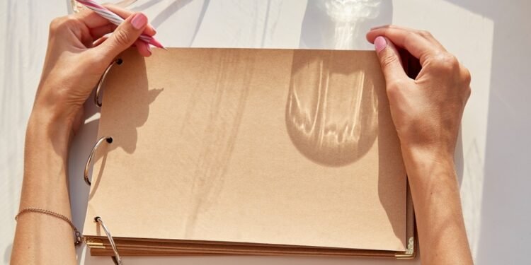 Štai kodėl kairiarankiai buvo verčiami rašyti dešine ranka