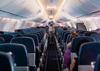 Tikroji priežastis, kodėl lėktuvo sėdynę reikia atlošti į vertikalią padėtį kylant ir leidžiantis