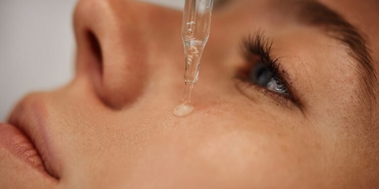 Štai kodėl šis nebrangus retinolio serumas, sulaukęs per 17 000 atsiliepimų, taip užkariavo žmonių širdis