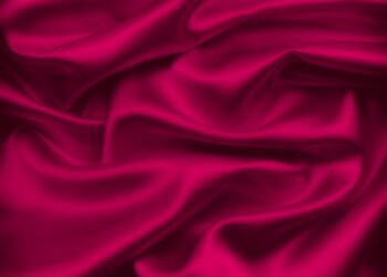 Quince pristato naują prieinamų šilkinių drabužių kolekciją – visi jie skalbiami!