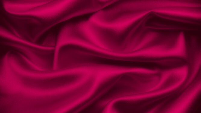 Quince pristato naują prieinamų šilkinių drabužių kolekciją – visi jie skalbiami!