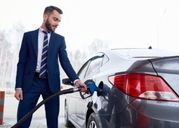 Kodėl automobilių kuro dangteliai būna skirtingose pusėse?