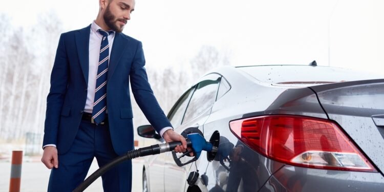 Kodėl automobilių kuro dangteliai būna skirtingose pusėse?