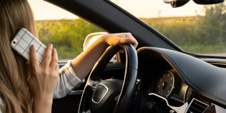 Tikslus laikas, kada reikėtų įjungti tolimąsias šviesas vairuojant