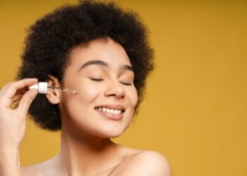 Pirkėjai teigia, kad ši makiažo bazė jaunina dešimčia metų