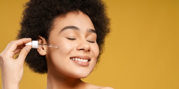 Pirkėjai teigia, kad ši makiažo bazė jaunina dešimčia metų