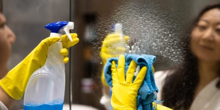 Kaip nuvalyti veidrodį, kad neliktų dryžių