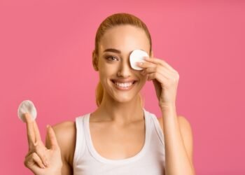 Viskas, ko reikia sunkiai kosmetikai nuvalyti: daugkartinis audinys ir vanduo