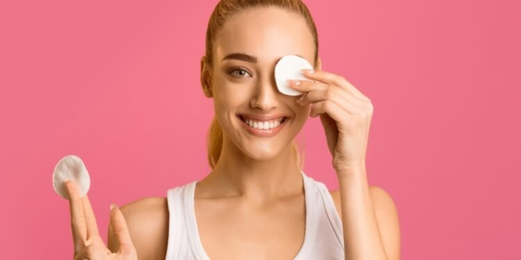 Viskas, ko reikia sunkiai kosmetikai nuvalyti: daugkartinis audinys ir vanduo