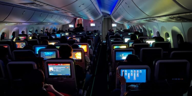 Netikėta priežastis, kodėl lėktuvuose pritemdomos salono šviesos (ir tai visai ne dėl jūsų miego)