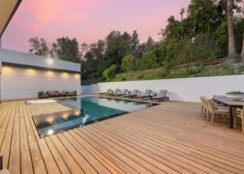 12 paprastų būdų, kaip pagyvinti lauko erdvę spalvomis